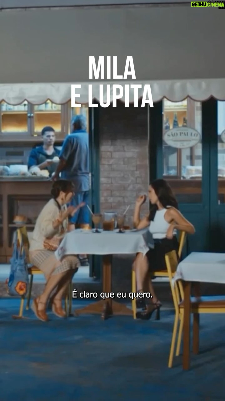 Ana Hikari Instagram - ✨ Vídeo Fake Show ✨ Bastidores de Mila & Lupita na nossa novela das 7 #FamiliaÉTudo Episódio: Mila & Lupita em gravação noturna Todo mundo já sabe que essa parceria entre Ana Hikari e Daphne Bozaski não é de hoje. A gente tem muita facilidade de se conectar e criar cenas juntas ❤️. O que a globo não mostra (mas o VideoFakeShow mostra em primeira mão pra vocês) é o nosso diretor @augusto_castro botando a música da PANIFICADORA ALFA pra tocar e ~concentrar~ essas grandes atrizes da televisão brasileira kkkkkkkkk Me contem aí embaixo que mais de bastidores vocês querem ver por aqui que eu vou caçar pra vocês!