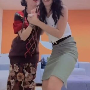 Ana Hikari Instagram - Tem mais casca de bala do que @_anahikari e @daphnebozaski? Não teeeeem! 😂 Uma é a casca de bala da outra! Desde 'Malhação' e agora em #FamíliaÉTudo 🫶