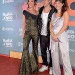 Ana Hikari Instagram - Dia 04 de Março na telinha da Dona Glô estreia a nossa nova novela das 7 #FamiliaÉTudo Venham conhecer a Mila 😉😈 Look: @estudiocena @shopfrancesca @carlospenna.design Styling: @laribenevenuto Make: @luckfigueiro Hair: @liamaracastro45 @andrecursino @viracomunicacao Fotos: Ellen Soares/Gshow e Roberto Filho / BRAZIL NEWS @ellensoares.auraestudio @robertofilho_profissional