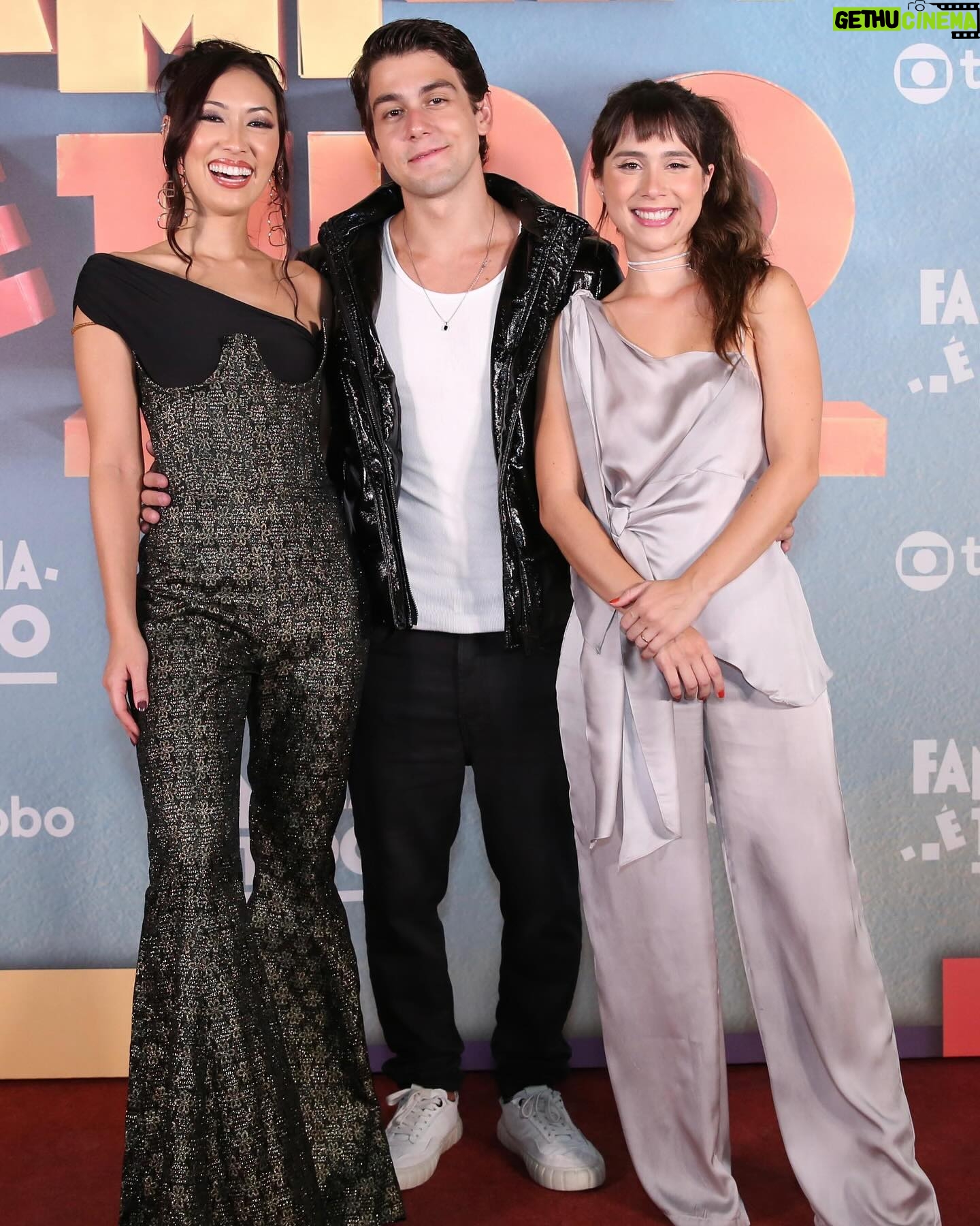 Ana Hikari Instagram - Dia 04 de Março na telinha da Dona Glô estreia a nossa nova novela das 7 #FamiliaÉTudo Venham conhecer a Mila 😉😈 Look: @estudiocena @shopfrancesca @carlospenna.design Styling: @laribenevenuto Make: @luckfigueiro Hair: @liamaracastro45 @andrecursino @viracomunicacao Fotos: Ellen Soares/Gshow e Roberto Filho / BRAZIL NEWS @ellensoares.auraestudio @robertofilho_profissional