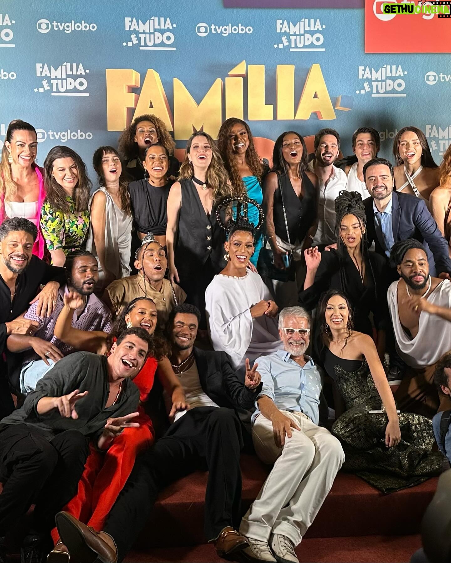 Ana Hikari Instagram - Dia 04 de Março na telinha da Dona Glô estreia a nossa nova novela das 7 #FamiliaÉTudo Venham conhecer a Mila 😉😈 Look: @estudiocena @shopfrancesca @carlospenna.design Styling: @laribenevenuto Make: @luckfigueiro Hair: @liamaracastro45 @andrecursino @viracomunicacao Fotos: Ellen Soares/Gshow e Roberto Filho / BRAZIL NEWS @ellensoares.auraestudio @robertofilho_profissional