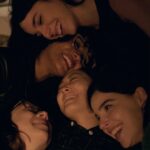Ana Hikari Instagram - Essa cena aqui me quebrou demais. Elas são tudo pra mim! 😭😭😭 #PraSempreFiver #AsFive #PraTodosVerem: trecho da série Original Globoplay A5 Five, em que Lica, vivida por Manoela Aliperti, Ellen, vivida por Heslaine Vieira, Benê, vivida por Daphne Bozaski e Keyla, vivida por Gabriela Medvedovski acolhem Tina, interpretada por Ana Hikari.