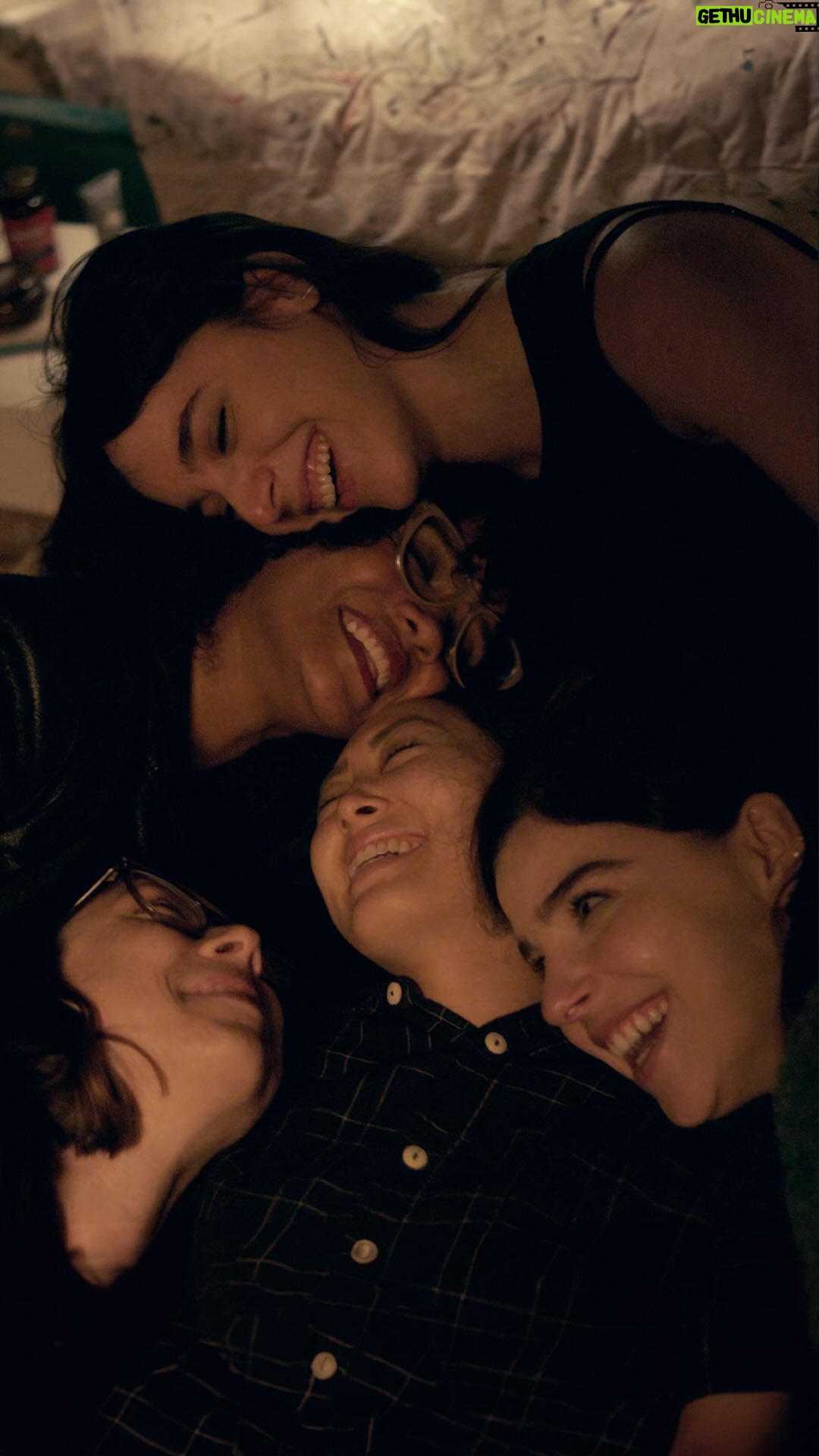 Ana Hikari Instagram - Essa cena aqui me quebrou demais. Elas são tudo pra mim! 😭😭😭 #PraSempreFiver #AsFive #PraTodosVerem: trecho da série Original Globoplay A5 Five, em que Lica, vivida por Manoela Aliperti, Ellen, vivida por Heslaine Vieira, Benê, vivida por Daphne Bozaski e Keyla, vivida por Gabriela Medvedovski acolhem Tina, interpretada por Ana Hikari.