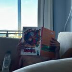 Ana Hikari Instagram - ✨ Essa semana chorei com um livro ✨ Essa semana levei uma história em quadrinhos pra terapia, porque essa HQ conseguiu traduzir muitos sentimentos presentes no meu dia a dia. A sensação de não pertencimento é algo muito recorrente pra brasileiros asiáticos. Somos diariamente apontados como “o outro”, como “estranhos”, como “estrangeiros”, como os que “são de fora”… como “do contra”. Isso gera uma sensação de exclusão, de incapacidade e de ausência de direitos. É como se o mundo constantemente gritasse pra gente “cai fora daqui”. Por sorte, estamos falando sobre esses sentimentos de maneira coletiva. Eu acredito demais na potência que a coletividade tem. E reunir brasileiros asiáticos pra falar sobre essas dores tem sido algo potente. Não só potente para nós de maneira pessoal, mas potente também pro mundo e pra arte! Esse post aqui é uma celebração de duas obras que me tocaram profundamente essa semana: Do Contra - A Herança do @yoshiitice e o filme AMARELA de @andrehsaito que foi selecionado apenas pro @festivaldecannes 🥹 vai ter representatividade asiática brasileira em Cannes!!! Ambas as obras transformaram essa dor do não pertencimento em arte ❤️ dessa forma, mais pessoas podem entender a discriminação racial que questionamos, de forma lúdica, poética e didática. E tenho certeza que essas obras transformam o mundo! Leiam! Assistam! Se transformem ❤️
