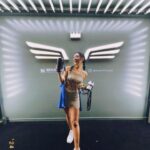 Ana Hikari Instagram - Vocês ja sabem que sou apaixonada pelo Carnaval desde que me entendo por gente, né? Então imagina minha felicidade quando soube que esse ano a @stanley1913_brasil decidiu elevar minha experiência, me levando pro Camarote da Sapucaí, acompanhada de seus novos lançamentos. Os novos modelos disponíveis são: • Pilsner Glass, diferentão e sofisticado, para os amantes de chopp e cerveja • ⁠Beer Tumbler, versátil, leve e prático. E eles têm garantia vitalícia! Eai, já sabe qual Stanley vai te acompanhar no Carnaval daqui pra frente? #CarnaStanley #MomentosLendarios #Carna2024 #Stanleypravida @nossocamarote @cseventos