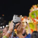 Ana Hikari Instagram - Vocês ja sabem que sou apaixonada pelo Carnaval desde que me entendo por gente, né? Então imagina minha felicidade quando soube que esse ano a @stanley1913_brasil decidiu elevar minha experiência, me levando pro Camarote da Sapucaí, acompanhada de seus novos lançamentos. Os novos modelos disponíveis são: • Pilsner Glass, diferentão e sofisticado, para os amantes de chopp e cerveja • ⁠Beer Tumbler, versátil, leve e prático. E eles têm garantia vitalícia! Eai, já sabe qual Stanley vai te acompanhar no Carnaval daqui pra frente? #CarnaStanley #MomentosLendarios #Carna2024 #Stanleypravida @nossocamarote @cseventos