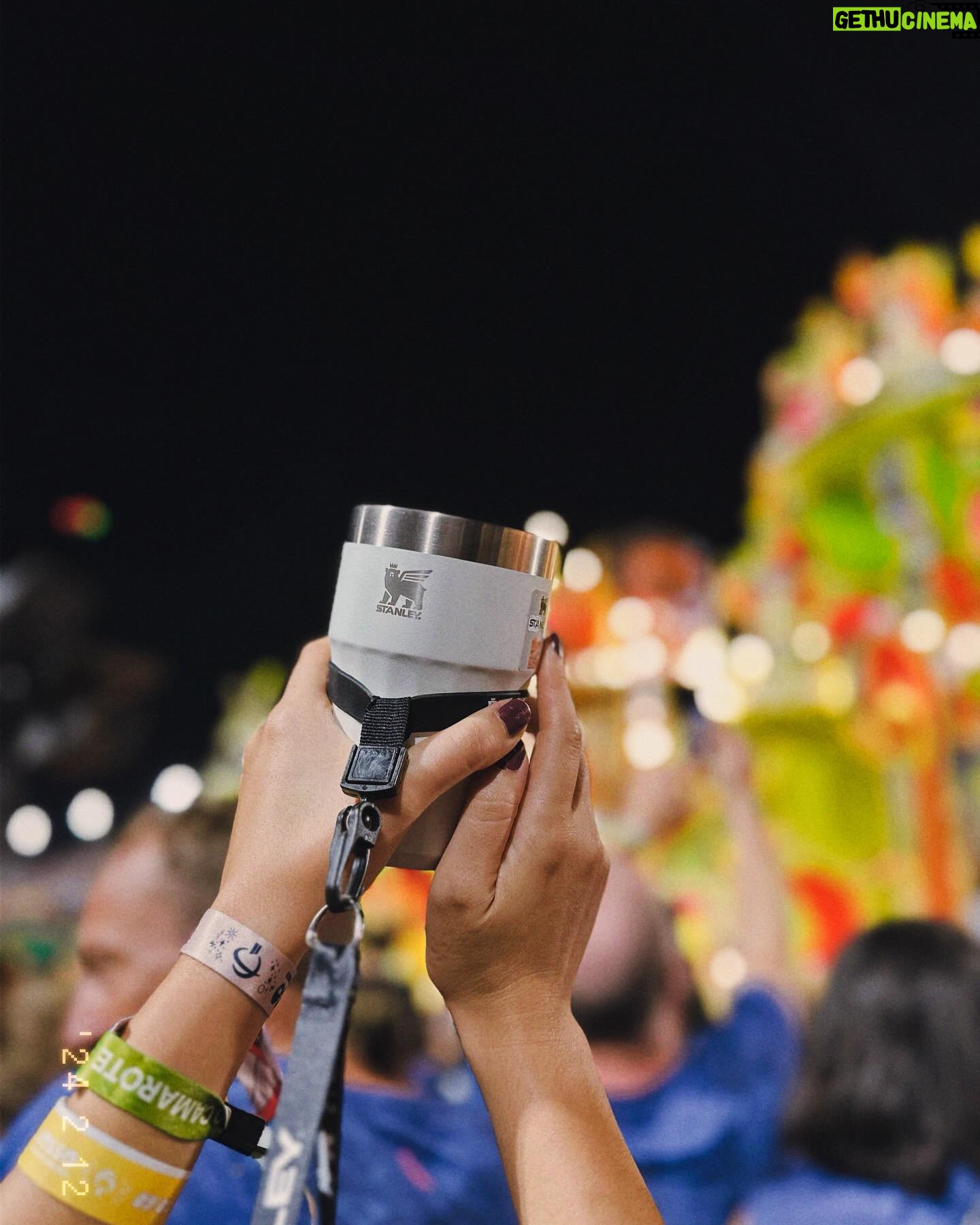 Ana Hikari Instagram - Vocês ja sabem que sou apaixonada pelo Carnaval desde que me entendo por gente, né? Então imagina minha felicidade quando soube que esse ano a @stanley1913_brasil decidiu elevar minha experiência, me levando pro Camarote da Sapucaí, acompanhada de seus novos lançamentos. Os novos modelos disponíveis são: • Pilsner Glass, diferentão e sofisticado, para os amantes de chopp e cerveja • Beer Tumbler, versátil, leve e prático. E eles têm garantia vitalícia! Eai, já sabe qual Stanley vai te acompanhar no Carnaval daqui pra frente? #CarnaStanley #MomentosLendarios #Carna2024 #Stanleypravida @nossocamarote @cseventos
