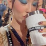 Ana Hikari Instagram - Vocês ja sabem que sou apaixonada pelo Carnaval desde que me entendo por gente, né? Então imagina minha felicidade quando soube que esse ano a @stanley1913_brasil decidiu elevar minha experiência, me levando pro Camarote da Sapucaí, acompanhada de seus novos lançamentos. Os novos modelos disponíveis são: • Pilsner Glass, diferentão e sofisticado, para os amantes de chopp e cerveja • ⁠Beer Tumbler, versátil, leve e prático. E eles têm garantia vitalícia! Eai, já sabe qual Stanley vai te acompanhar no Carnaval daqui pra frente? #CarnaStanley #MomentosLendarios #Carna2024 #Stanleypravida @nossocamarote @cseventos