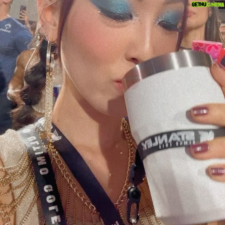 Ana Hikari Instagram - Vocês ja sabem que sou apaixonada pelo Carnaval desde que me entendo por gente, né? Então imagina minha felicidade quando soube que esse ano a @stanley1913_brasil decidiu elevar minha experiência, me levando pro Camarote da Sapucaí, acompanhada de seus novos lançamentos. Os novos modelos disponíveis são: • Pilsner Glass, diferentão e sofisticado, para os amantes de chopp e cerveja • Beer Tumbler, versátil, leve e prático. E eles têm garantia vitalícia! Eai, já sabe qual Stanley vai te acompanhar no Carnaval daqui pra frente? #CarnaStanley #MomentosLendarios #Carna2024 #Stanleypravida @nossocamarote @cseventos