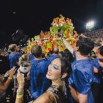 Ana Hikari Instagram - Vocês ja sabem que sou apaixonada pelo Carnaval desde que me entendo por gente, né? Então imagina minha felicidade quando soube que esse ano a @stanley1913_brasil decidiu elevar minha experiência, me levando pro Camarote da Sapucaí, acompanhada de seus novos lançamentos. Os novos modelos disponíveis são: • Pilsner Glass, diferentão e sofisticado, para os amantes de chopp e cerveja • ⁠Beer Tumbler, versátil, leve e prático. E eles têm garantia vitalícia! Eai, já sabe qual Stanley vai te acompanhar no Carnaval daqui pra frente? #CarnaStanley #MomentosLendarios #Carna2024 #Stanleypravida @nossocamarote @cseventos