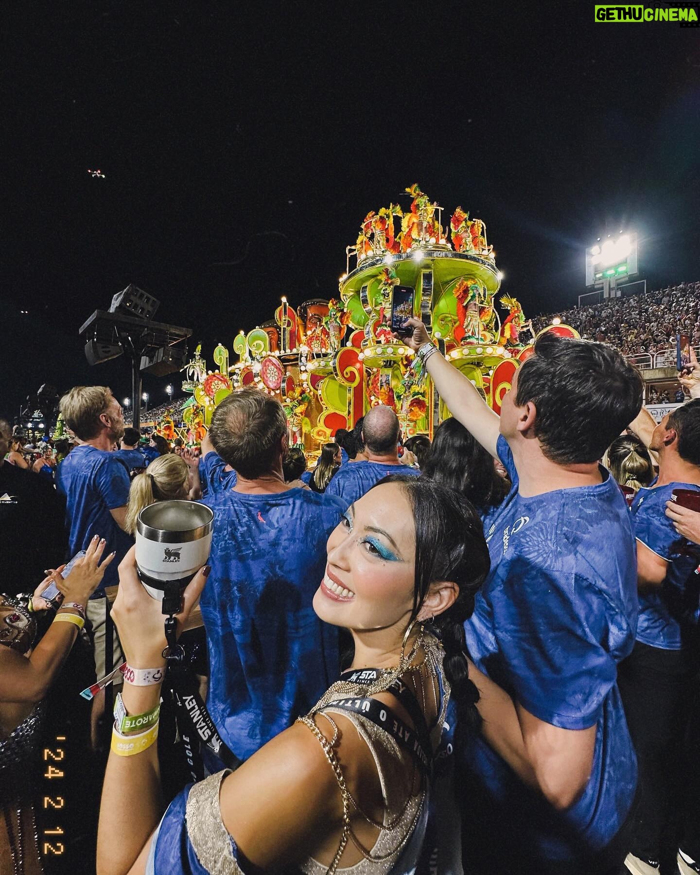 Ana Hikari Instagram - Vocês ja sabem que sou apaixonada pelo Carnaval desde que me entendo por gente, né? Então imagina minha felicidade quando soube que esse ano a @stanley1913_brasil decidiu elevar minha experiência, me levando pro Camarote da Sapucaí, acompanhada de seus novos lançamentos. Os novos modelos disponíveis são: • Pilsner Glass, diferentão e sofisticado, para os amantes de chopp e cerveja • Beer Tumbler, versátil, leve e prático. E eles têm garantia vitalícia! Eai, já sabe qual Stanley vai te acompanhar no Carnaval daqui pra frente? #CarnaStanley #MomentosLendarios #Carna2024 #Stanleypravida @nossocamarote @cseventos