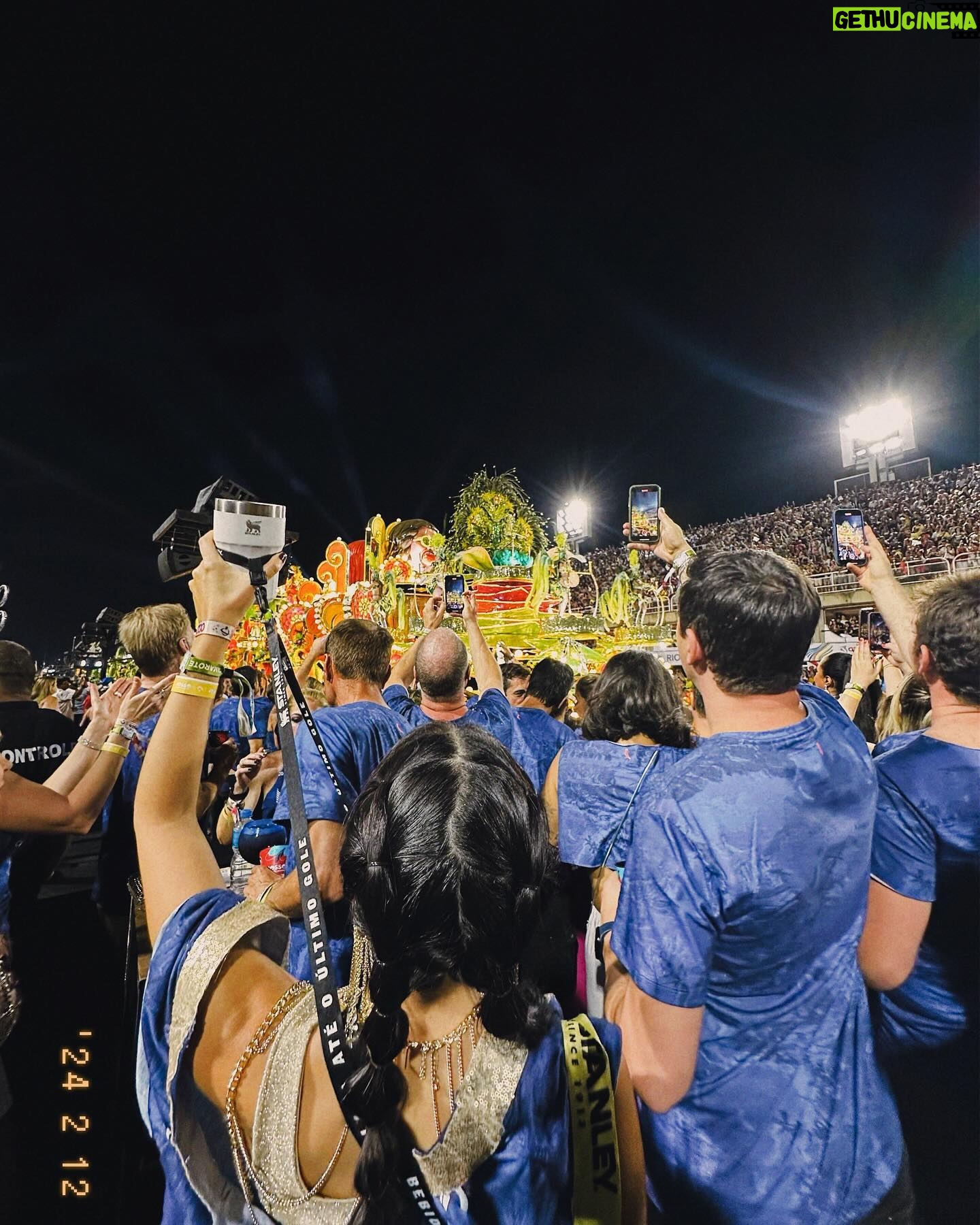 Ana Hikari Instagram - Vocês ja sabem que sou apaixonada pelo Carnaval desde que me entendo por gente, né? Então imagina minha felicidade quando soube que esse ano a @stanley1913_brasil decidiu elevar minha experiência, me levando pro Camarote da Sapucaí, acompanhada de seus novos lançamentos. Os novos modelos disponíveis são: • Pilsner Glass, diferentão e sofisticado, para os amantes de chopp e cerveja • Beer Tumbler, versátil, leve e prático. E eles têm garantia vitalícia! Eai, já sabe qual Stanley vai te acompanhar no Carnaval daqui pra frente? #CarnaStanley #MomentosLendarios #Carna2024 #Stanleypravida @nossocamarote @cseventos