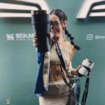Ana Hikari Instagram - Vocês ja sabem que sou apaixonada pelo Carnaval desde que me entendo por gente, né? Então imagina minha felicidade quando soube que esse ano a @stanley1913_brasil decidiu elevar minha experiência, me levando pro Camarote da Sapucaí, acompanhada de seus novos lançamentos. Os novos modelos disponíveis são: • Pilsner Glass, diferentão e sofisticado, para os amantes de chopp e cerveja • ⁠Beer Tumbler, versátil, leve e prático. E eles têm garantia vitalícia! Eai, já sabe qual Stanley vai te acompanhar no Carnaval daqui pra frente? #CarnaStanley #MomentosLendarios #Carna2024 #Stanleypravida @nossocamarote @cseventos