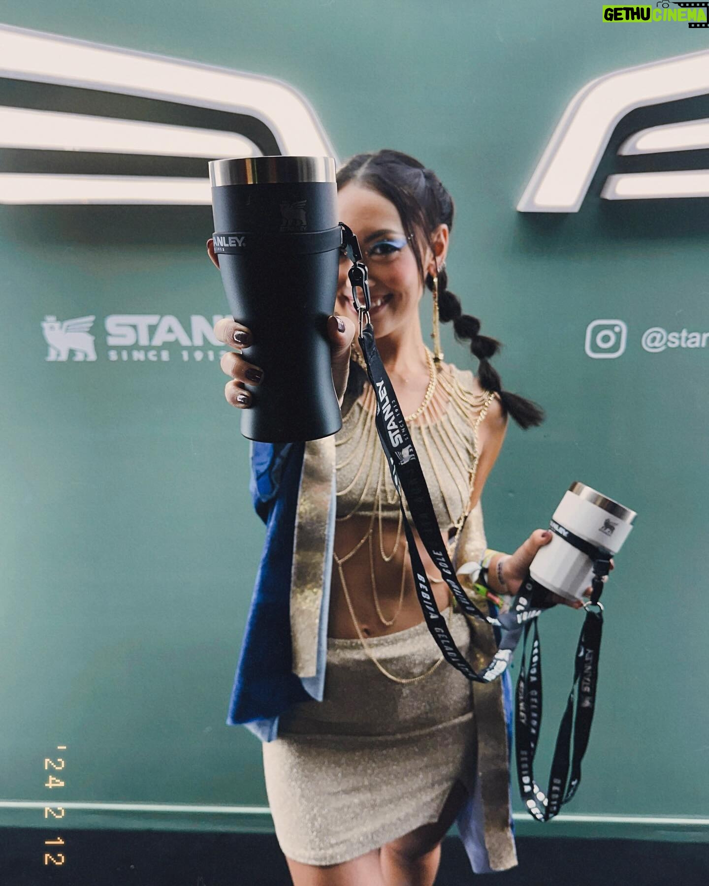 Ana Hikari Instagram - Vocês ja sabem que sou apaixonada pelo Carnaval desde que me entendo por gente, né? Então imagina minha felicidade quando soube que esse ano a @stanley1913_brasil decidiu elevar minha experiência, me levando pro Camarote da Sapucaí, acompanhada de seus novos lançamentos. Os novos modelos disponíveis são: • Pilsner Glass, diferentão e sofisticado, para os amantes de chopp e cerveja • Beer Tumbler, versátil, leve e prático. E eles têm garantia vitalícia! Eai, já sabe qual Stanley vai te acompanhar no Carnaval daqui pra frente? #CarnaStanley #MomentosLendarios #Carna2024 #Stanleypravida @nossocamarote @cseventos