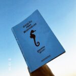 Ana Hikari Instagram – “A vida é só essa coisa atropelada que passa muito rápido e as únicas pessoas felizes são as que atravessam o tempo entregues ao amor.”

Esse livro me arrebatou. Lendo esse livro eu me surpreendi com a minha própria capacidade de produzir tantas imagens por segundo na minha cabeça. Com esse livro, cada palavra de @socorroacioli é uma construção infinita de imagem em cima de imagem. Tem cor, tem cheiro, tem som, tem calor, tem frio, tem textura. É como se ela entrasse na sua mente e desenhasse tudo através das palavras. Que livro!!! Que liiivrooo!!

Cada pessoa que me perguntava o que eu tava lendo eu respondia: “tô lendo um livro maravilhoso que a cada página me dá vontade de fazer um filme!”. Eu adiei o máximo que pude pra não chegar ao fim, mas cheguei… já querendo começar de novo.

Leiam @socorroacioli
Leiam Oracao para Desaparecer
“A vida é isso, não sabemos nunca e mesmo assim vivemos, percebes?”