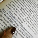 Ana Hikari Instagram - “A vida é só essa coisa atropelada que passa muito rápido e as únicas pessoas felizes são as que atravessam o tempo entregues ao amor.” Esse livro me arrebatou. Lendo esse livro eu me surpreendi com a minha própria capacidade de produzir tantas imagens por segundo na minha cabeça. Com esse livro, cada palavra de @socorroacioli é uma construção infinita de imagem em cima de imagem. Tem cor, tem cheiro, tem som, tem calor, tem frio, tem textura. É como se ela entrasse na sua mente e desenhasse tudo através das palavras. Que livro!!! Que liiivrooo!! Cada pessoa que me perguntava o que eu tava lendo eu respondia: “tô lendo um livro maravilhoso que a cada página me dá vontade de fazer um filme!”. Eu adiei o máximo que pude pra não chegar ao fim, mas cheguei... já querendo começar de novo. Leiam @socorroacioli Leiam Oracao para Desaparecer “A vida é isso, não sabemos nunca e mesmo assim vivemos, percebes?”