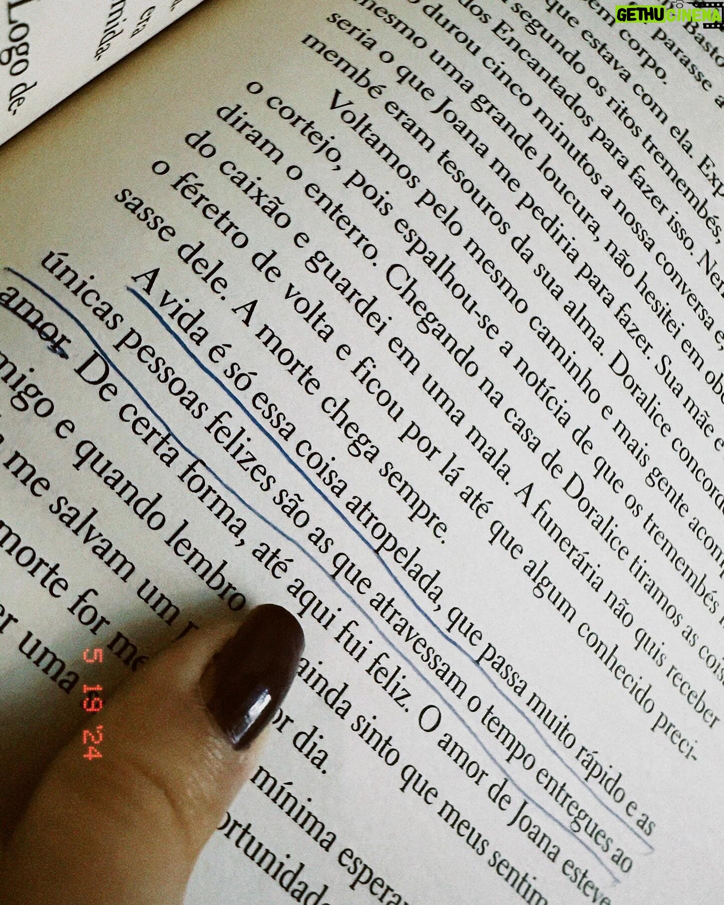 Ana Hikari Instagram - “A vida é só essa coisa atropelada que passa muito rápido e as únicas pessoas felizes são as que atravessam o tempo entregues ao amor.” Esse livro me arrebatou. Lendo esse livro eu me surpreendi com a minha própria capacidade de produzir tantas imagens por segundo na minha cabeça. Com esse livro, cada palavra de @socorroacioli é uma construção infinita de imagem em cima de imagem. Tem cor, tem cheiro, tem som, tem calor, tem frio, tem textura. É como se ela entrasse na sua mente e desenhasse tudo através das palavras. Que livro!!! Que liiivrooo!! Cada pessoa que me perguntava o que eu tava lendo eu respondia: “tô lendo um livro maravilhoso que a cada página me dá vontade de fazer um filme!”. Eu adiei o máximo que pude pra não chegar ao fim, mas cheguei... já querendo começar de novo. Leiam @socorroacioli Leiam Oracao para Desaparecer “A vida é isso, não sabemos nunca e mesmo assim vivemos, percebes?”