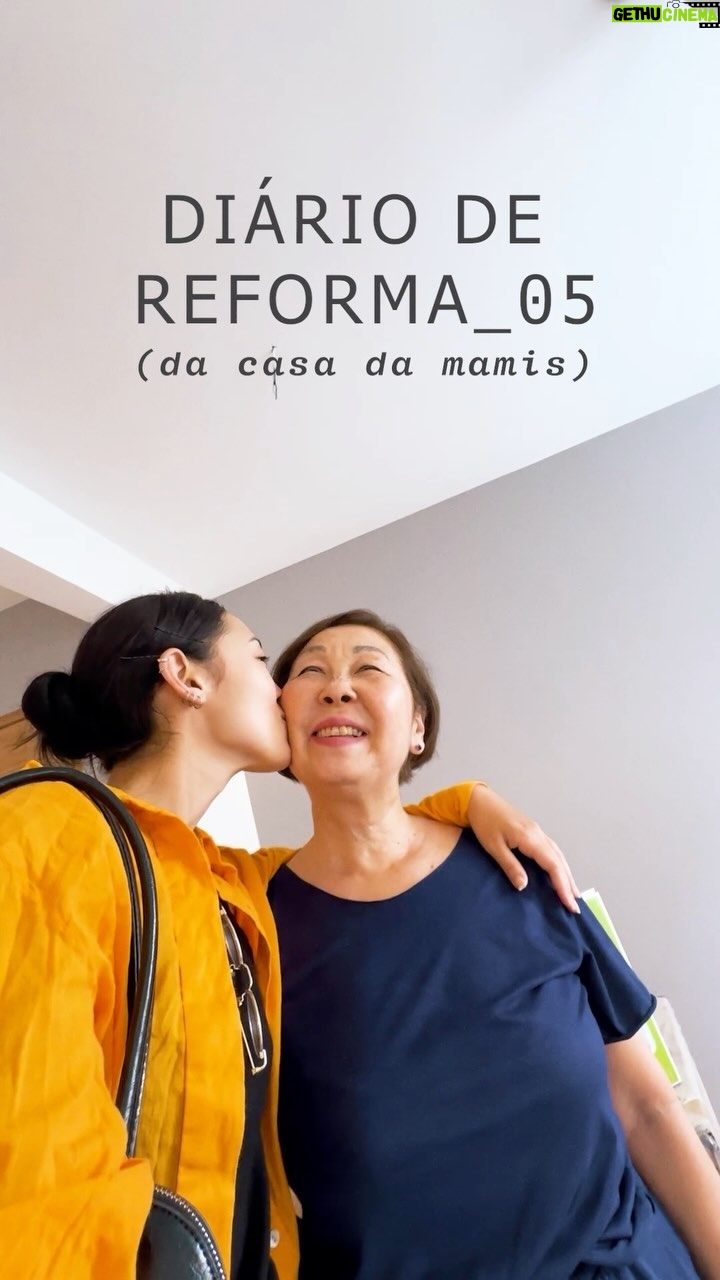 Ana Hikari Instagram - Diário de Reforma da Casa da mamis! Episódio: finalizando a obra Finalmente posso falar pra vocês que a obra tá quaaaaase acabando!! Eu fico emocionada de ver minha mãe tão feliz, porque essa casa é dela há 25 anos e ela nunca teve condições de reformar. Eu morei até meus 18 aqui com ela. É a realização de um sonho eu ter condições de dar esse presente pra minha mãe e ver esse espaço tao lindo e renovado. Os eletrodomésticos já chegaram e a minha mãe já quer agradecer o @compracerta que mandou tudo novinho pra ela! Logo a gente mostra os detalhes desses eletros lindos! A marcenaria já está sendo instalada e tá ficando lindo demais! E me contem: Vocês curtem um antes e depois? Então aguardem que só precisamos receber móveis novos pra mamis e mudar ela de volta pra cá vem aí um conteúdo de antes e depois pra vocês!