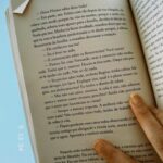 Ana Hikari Instagram - “A vida é só essa coisa atropelada que passa muito rápido e as únicas pessoas felizes são as que atravessam o tempo entregues ao amor.” Esse livro me arrebatou. Lendo esse livro eu me surpreendi com a minha própria capacidade de produzir tantas imagens por segundo na minha cabeça. Com esse livro, cada palavra de @socorroacioli é uma construção infinita de imagem em cima de imagem. Tem cor, tem cheiro, tem som, tem calor, tem frio, tem textura. É como se ela entrasse na sua mente e desenhasse tudo através das palavras. Que livro!!! Que liiivrooo!! Cada pessoa que me perguntava o que eu tava lendo eu respondia: “tô lendo um livro maravilhoso que a cada página me dá vontade de fazer um filme!”. Eu adiei o máximo que pude pra não chegar ao fim, mas cheguei... já querendo começar de novo. Leiam @socorroacioli Leiam Oracao para Desaparecer “A vida é isso, não sabemos nunca e mesmo assim vivemos, percebes?”