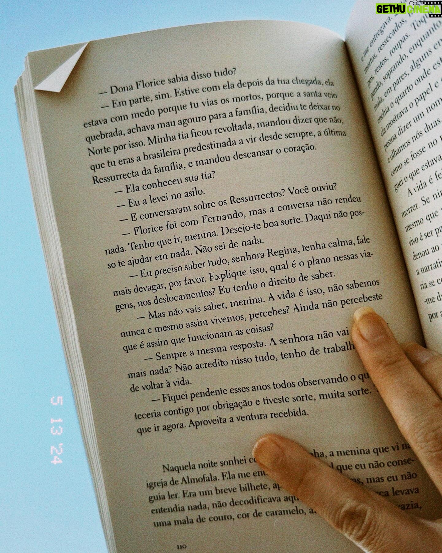 Ana Hikari Instagram - “A vida é só essa coisa atropelada que passa muito rápido e as únicas pessoas felizes são as que atravessam o tempo entregues ao amor.” Esse livro me arrebatou. Lendo esse livro eu me surpreendi com a minha própria capacidade de produzir tantas imagens por segundo na minha cabeça. Com esse livro, cada palavra de @socorroacioli é uma construção infinita de imagem em cima de imagem. Tem cor, tem cheiro, tem som, tem calor, tem frio, tem textura. É como se ela entrasse na sua mente e desenhasse tudo através das palavras. Que livro!!! Que liiivrooo!! Cada pessoa que me perguntava o que eu tava lendo eu respondia: “tô lendo um livro maravilhoso que a cada página me dá vontade de fazer um filme!”. Eu adiei o máximo que pude pra não chegar ao fim, mas cheguei... já querendo começar de novo. Leiam @socorroacioli Leiam Oracao para Desaparecer “A vida é isso, não sabemos nunca e mesmo assim vivemos, percebes?”