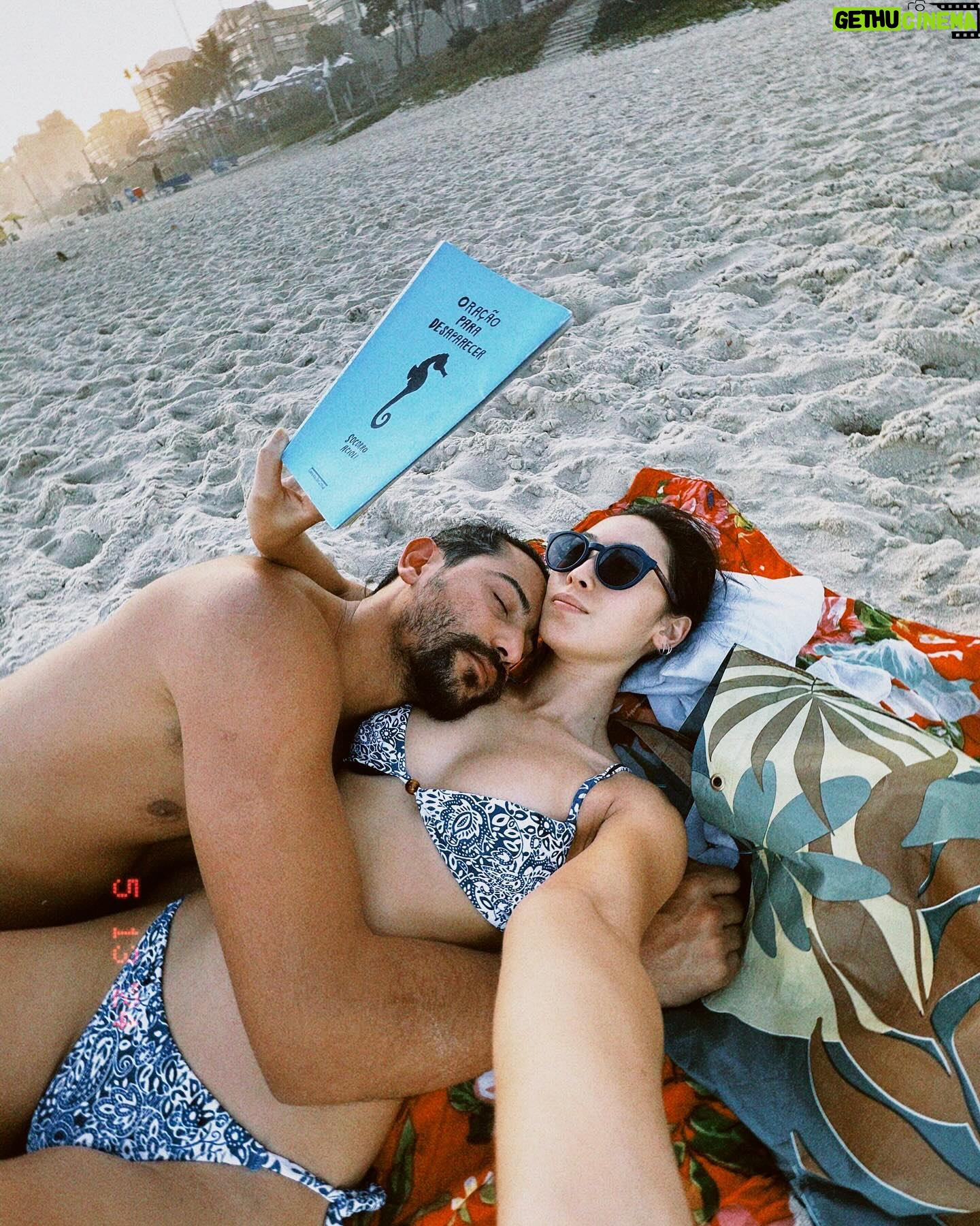 Ana Hikari Instagram - “A vida é só essa coisa atropelada que passa muito rápido e as únicas pessoas felizes são as que atravessam o tempo entregues ao amor.” Esse livro me arrebatou. Lendo esse livro eu me surpreendi com a minha própria capacidade de produzir tantas imagens por segundo na minha cabeça. Com esse livro, cada palavra de @socorroacioli é uma construção infinita de imagem em cima de imagem. Tem cor, tem cheiro, tem som, tem calor, tem frio, tem textura. É como se ela entrasse na sua mente e desenhasse tudo através das palavras. Que livro!!! Que liiivrooo!! Cada pessoa que me perguntava o que eu tava lendo eu respondia: “tô lendo um livro maravilhoso que a cada página me dá vontade de fazer um filme!”. Eu adiei o máximo que pude pra não chegar ao fim, mas cheguei... já querendo começar de novo. Leiam @socorroacioli Leiam Oracao para Desaparecer “A vida é isso, não sabemos nunca e mesmo assim vivemos, percebes?”