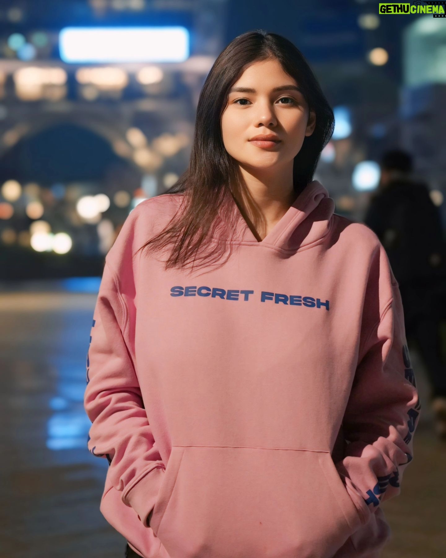 Ana Jalandoni Instagram - Secret Fresh X Elite MNL ❤️🔥 #airjordan4sailmetallicgold #secretfreshph