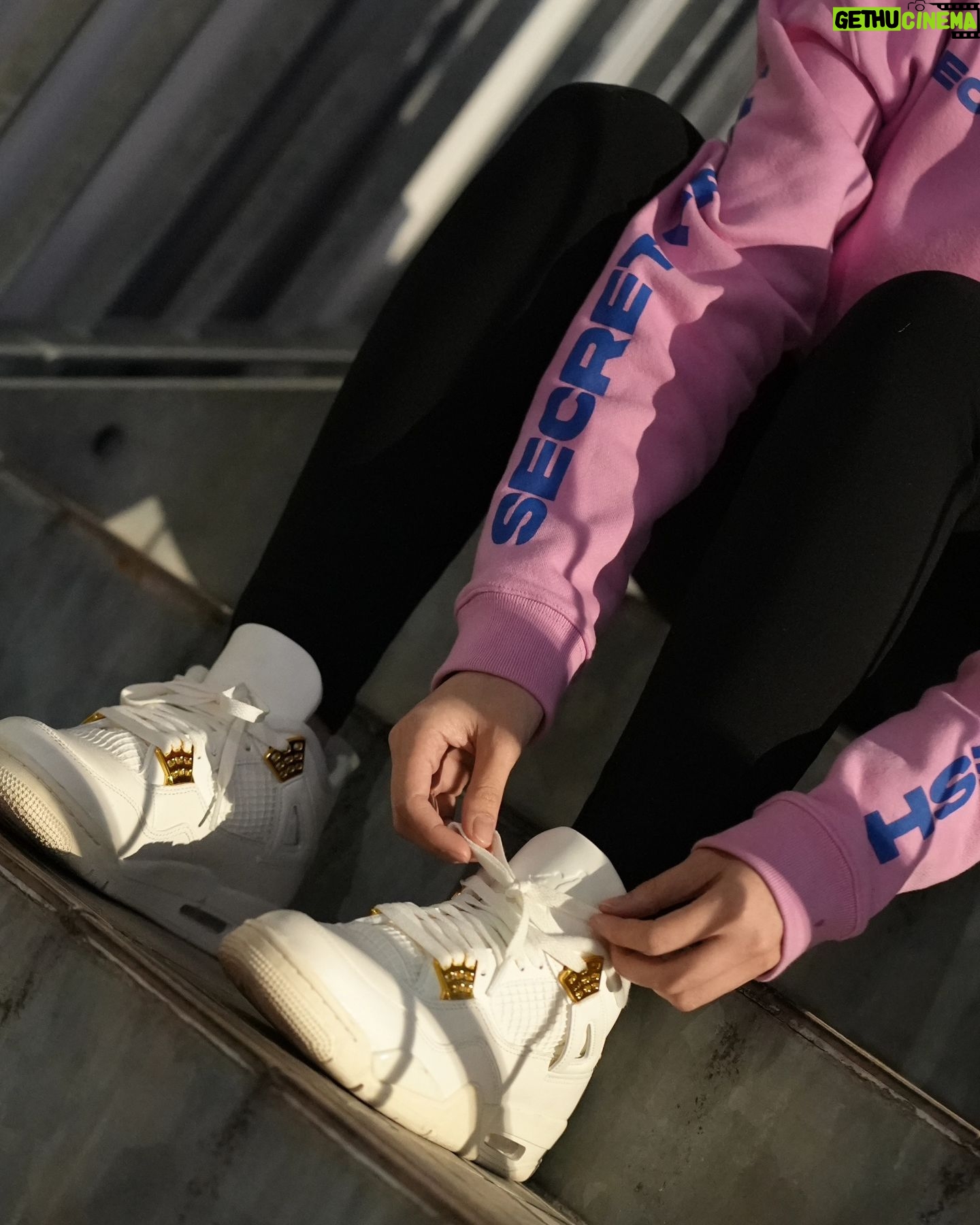 Ana Jalandoni Instagram - Secret Fresh X Elite MNL ❤️🔥 #airjordan4sailmetallicgold #secretfreshph