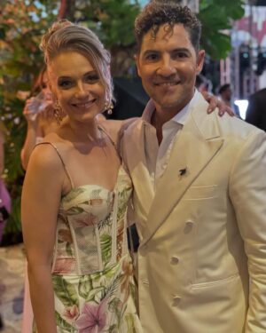 Ana Layevska Instagram - Si… soy fan de muuuucha gente. Y me encanta tener la oportunidad de conocer y compartir con gente increíblemente talentosa. @davidbisbal