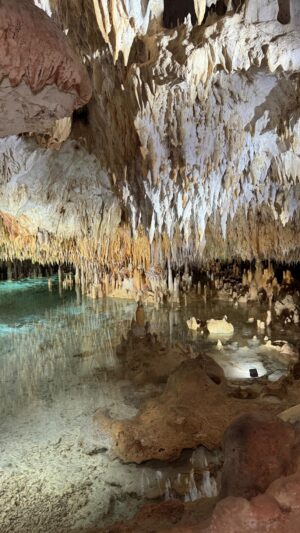 Ana Layevska Instagram - Un lugar que no te puedes perder en #grancaiman  Las cuevas de cristal de estalactitas y estalagmitas. Un increíble viaje al pasado de la naturaleza. Y recuerda #visitaislascaimán @visiteislascayman con @luxuslifemx @caymancrystalcaves