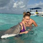 Ana Layevska Instagram - Nunca había nadado con mantarrayas y mucho menos tratado de darle un beso. Y valla que me ha tocado dar muchos besos actuando. Pero nunca una criatura marina! Aquí mi amiga me está dando un masajito en la espalda y conociéndome. Y claro el chapuzón del final el remate perfecto Algo que definitivamente hay que vivir. Si es que se atreven… #caiman @visiteislascayman @luxuslifemx #visiteislascaimán @rodrimoreira