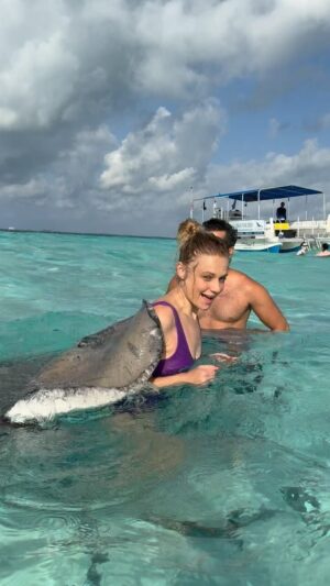 Ana Layevska Instagram - Nunca había nadado con mantarrayas y mucho menos tratado de darle un beso. Y valla que me ha tocado dar muchos besos actuando. Pero nunca una criatura marina! Aquí mi amiga me está dando un masajito en la espalda y conociéndome. Y claro el chapuzón del final el remate perfecto Algo que definitivamente hay que vivir. Si es que se atreven… #caiman @visiteislascayman @luxuslifemx #visiteislascaimán @rodrimoreira