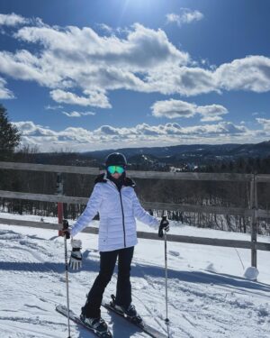 Ana Layevska Instagram - Magnífico e inolvidable!!! Amé #monttremblant y definitivamente el SKI es de los deportes más arriesgados y divertidos que hay. Gracias mi amor @rodrimoreira por animarnos a ir todos..Masha y Santi por hecharle ganas en el SKI