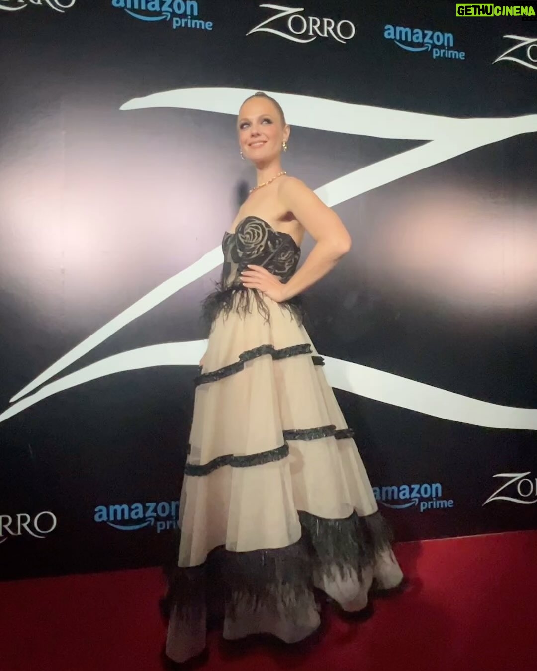 Ana Layevska Instagram - Increíble la noche de anoche con el estreno del #zorro Joyería @swarovski Vestido @benitosantosoficial Styling @alo_murillo_ Makeup @ger.parra hair @gabiokka @primevideomx