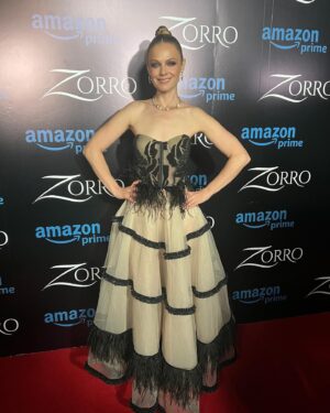 Ana Layevska Instagram - Nuestra @analayevska1 en la premier de #Zorro que se estrenará este 19 de enero, solo en @primevideomx. 

Stylist: @alo_murillo_ 
Outfit: @benitosantosoficial 
Makeup: @ger.parra 
Hairstyle: @gabiokka 
Joyería: @swarovski 

#AnaLayevska #TalentoZuma #Irina #PrimeVideo #Serie