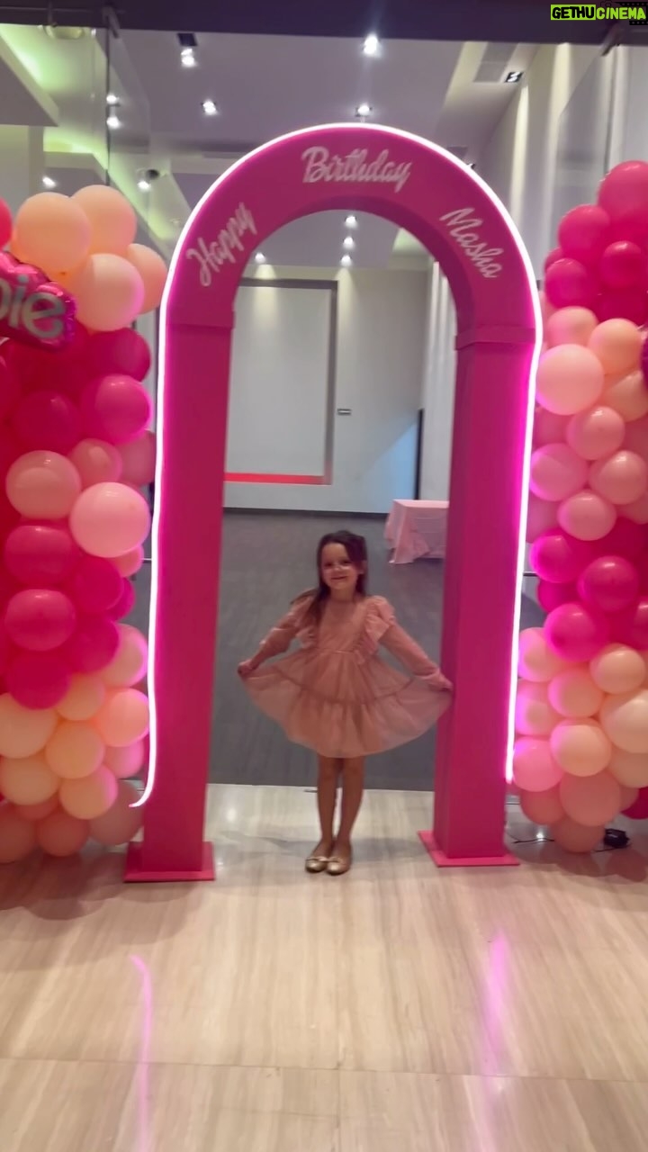 Ana Layevska Instagram - Mi niña ya es una niña grande!! Felices 6 añitos Masha!! Te amo infinitamente y amo verte crecer y convertirte en una hermosa persona! Muchas gracias a todos los amigos y papás que fueron!! Nos hicieron muy felices🤩🥰 Por los deliciosos tacos y burritos @fooddistrictmx “burro hermoso” Gracias por su atención y gran sabor!! Y los imperdibles snacks @d.limonmx (deli los tostilocos)