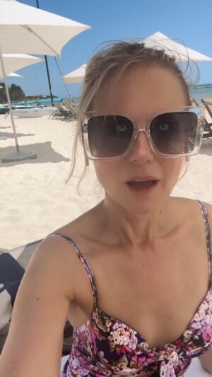 Ana Layevska Instagram - Quien como yo??? #felizfin