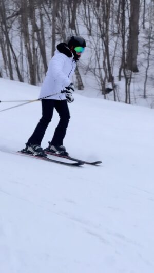 Ana Layevska Instagram - Lento pero seguro….. #ski #monttremblant #familia