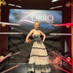 Ana Layevska Instagram - Nuestra @analayevska1 en la premier de #Zorro que se estrenará este 19 de enero, solo en @primevideomx. Stylist: @alo_murillo_ Outfit: @benitosantosoficial Makeup: @ger.parra Hairstyle: @gabiokka Joyería: @swarovski #AnaLayevska #TalentoZuma #Irina #PrimeVideo #Serie
