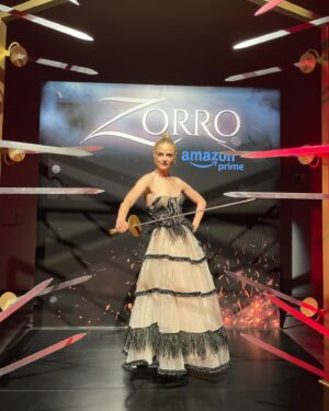 Ana Layevska Instagram - Nuestra @analayevska1 en la premier de #Zorro que se estrenará este 19 de enero, solo en @primevideomx. 

Stylist: @alo_murillo_ 
Outfit: @benitosantosoficial 
Makeup: @ger.parra 
Hairstyle: @gabiokka 
Joyería: @swarovski 

#AnaLayevska #TalentoZuma #Irina #PrimeVideo #Serie
