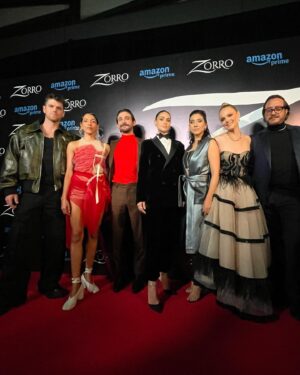 Ana Layevska Instagram - Nuestra @analayevska1 en la premier de #Zorro que se estrenará este 19 de enero, solo en @primevideomx. 

Stylist: @alo_murillo_ 
Outfit: @benitosantosoficial 
Makeup: @ger.parra 
Hairstyle: @gabiokka 
Joyería: @swarovski 

#AnaLayevska #TalentoZuma #Irina #PrimeVideo #Serie
