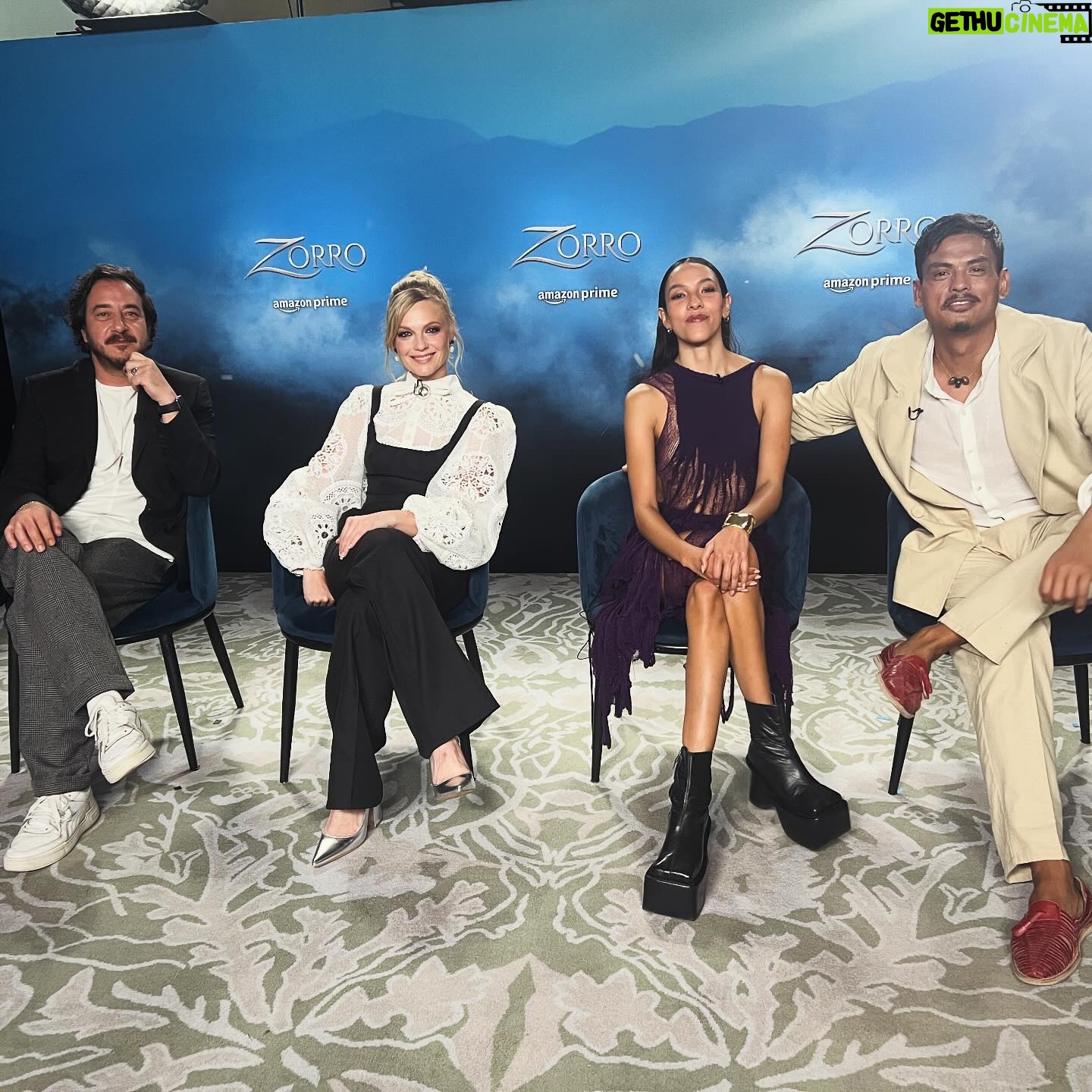 Ana Layevska Instagram - Junket de #zorro muy contenta de volver a ver a mis compañeros @andruchis @dalia_xiuhcoatll y @cuauhtli_jimenez emocionada de que ya vamos a ver la serie !!!!! Mil gracias a mi equipo de “embellecedores “ Aretes @dangelojoyeria Vestido @benitosantosoficial Zapatos @shopcider vía @farfetch Styling @alo_murillo_ makeup @ger.parra hair @gabiokka coordinación y todo @zumatalent_
