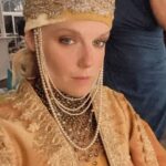 Ana Layevska Instagram - Me tardaba horas en arreglarme para quedar de época en #zorro Corsé.. gorro., vestidos de 5 kg. Y fue impresionante el trabajo de @paloma_lozano y @sandra_hairstyling para dejarme del siglo 19. Y no se diga del vestuario de @claribilba_ #clarabilbao pero creo que valió la pena. Quien la está viendo? En @primevideolat y @primevideomx