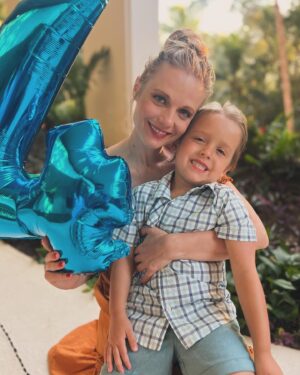 Ana Layevska Instagram - Seguimos celebrando al muñeco por sus 4 años. #puroamor