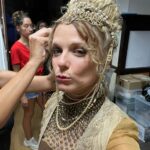 Ana Layevska Instagram - Me tardaba horas en arreglarme para quedar de época en #zorro Corsé.. gorro., vestidos de 5 kg. Y fue impresionante el trabajo de @paloma_lozano y @sandra_hairstyling para dejarme del siglo 19. Y no se diga del vestuario de @claribilba_ #clarabilbao pero creo que valió la pena. Quien la está viendo? En @primevideolat y @primevideomx