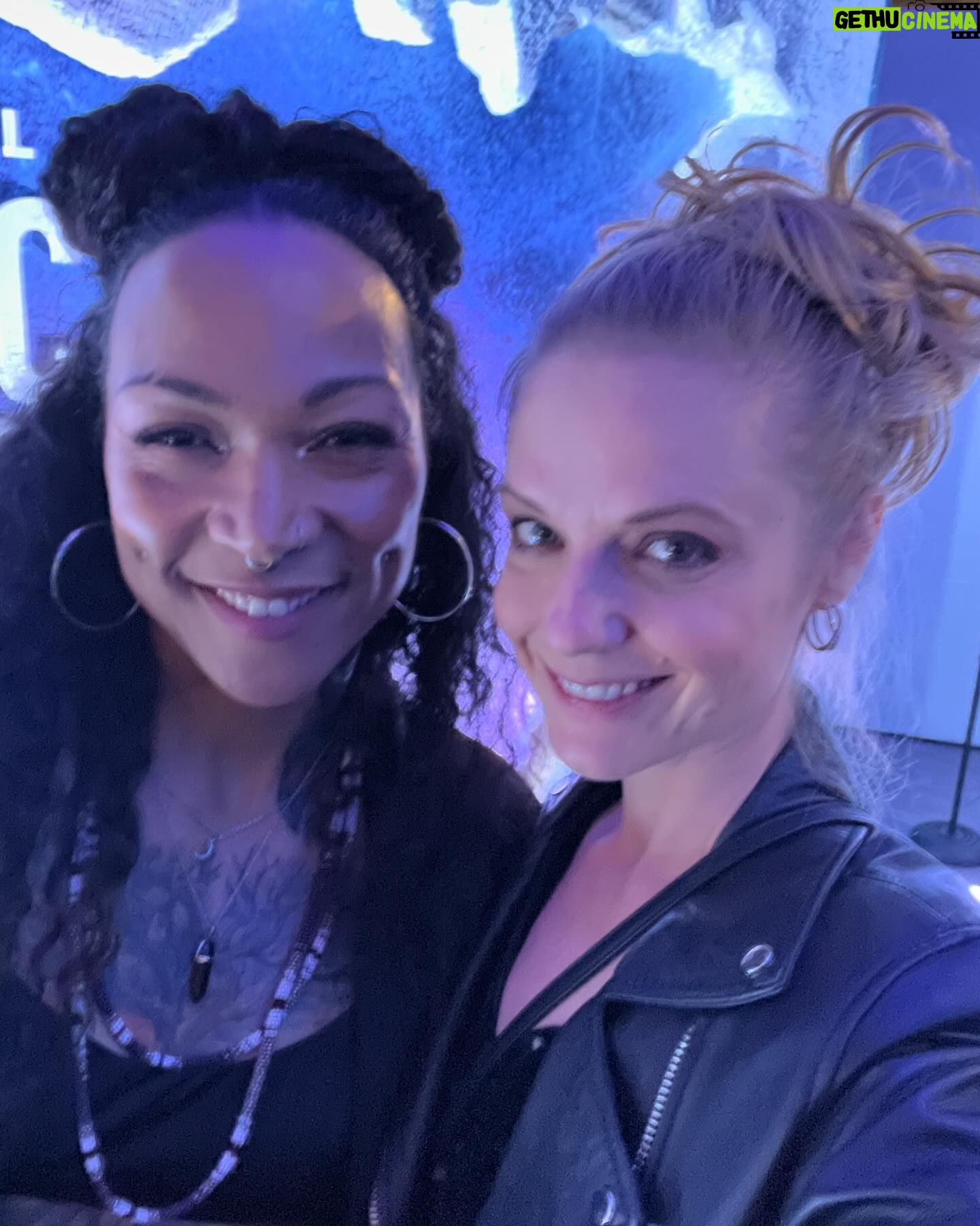 Ana Layevska Instagram - Increíble coincidencia de la vida. Tuve la oportunidad de conocer a una de las actrices que más admiro..Jodie Foster. Me han dicho toda la vida que me parezco a Jodie cuando hizo Taxi Driver. No sé.. ustedes dirán pero lo que más me da gusto es ver a @issitalopez triunfar con una serie espectacular que escribió,creo y dirigió. @issitalopez me dirigió en la película Casi Divas hace muchos años y siempre he admirado su creatividad y dedicación. Hoy es una gran fuente de inspiración para todas nosotras,porque su talento es reconocido y admirado y eso me pone muy feliz! Me da mucho gusto ver cuando los sueños se cumplen!!! Y vean #truedetective por @hbomaxla les va a encantar!!