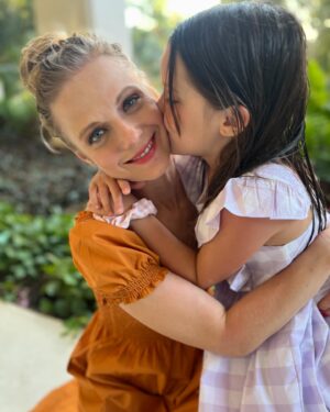 Ana Layevska Instagram - Los besos de los hijos es lo más hermoso del mundo,es un beso dirécto al corazón. #felizdiadelamadre