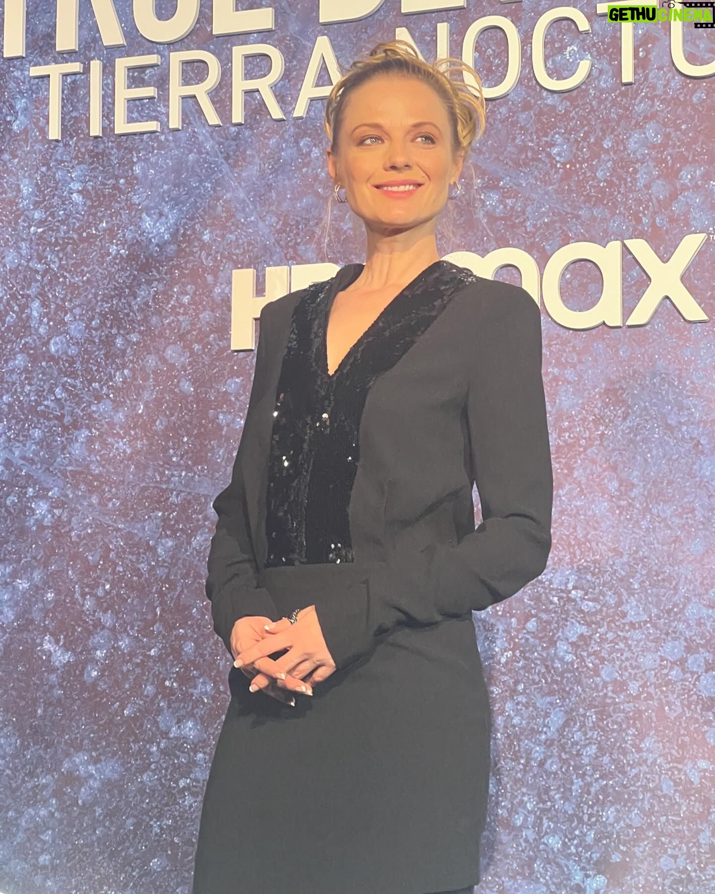 Ana Layevska Instagram - Increíble coincidencia de la vida. Tuve la oportunidad de conocer a una de las actrices que más admiro..Jodie Foster. Me han dicho toda la vida que me parezco a Jodie cuando hizo Taxi Driver. No sé.. ustedes dirán pero lo que más me da gusto es ver a @issitalopez triunfar con una serie espectacular que escribió,creo y dirigió. @issitalopez me dirigió en la película Casi Divas hace muchos años y siempre he admirado su creatividad y dedicación. Hoy es una gran fuente de inspiración para todas nosotras,porque su talento es reconocido y admirado y eso me pone muy feliz! Me da mucho gusto ver cuando los sueños se cumplen!!! Y vean #truedetective por @hbomaxla les va a encantar!!
