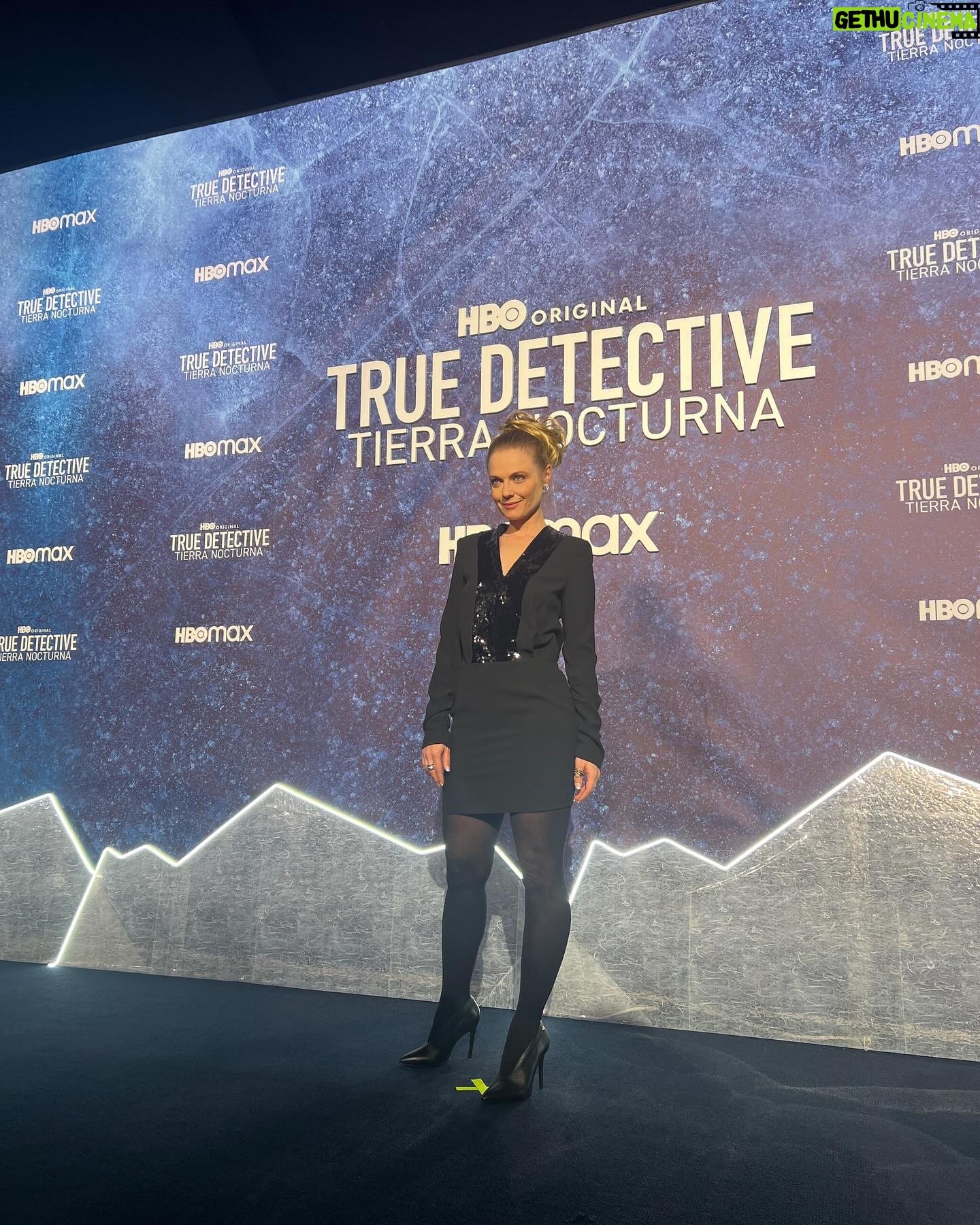 Ana Layevska Instagram - Increíble coincidencia de la vida. Tuve la oportunidad de conocer a una de las actrices que más admiro..Jodie Foster. Me han dicho toda la vida que me parezco a Jodie cuando hizo Taxi Driver. No sé.. ustedes dirán pero lo que más me da gusto es ver a @issitalopez triunfar con una serie espectacular que escribió,creo y dirigió. @issitalopez me dirigió en la película Casi Divas hace muchos años y siempre he admirado su creatividad y dedicación. Hoy es una gran fuente de inspiración para todas nosotras,porque su talento es reconocido y admirado y eso me pone muy feliz! Me da mucho gusto ver cuando los sueños se cumplen!!! Y vean #truedetective por @hbomaxla les va a encantar!!