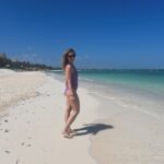 Ana Layevska Instagram - Secuencia de playa como debe de ser… #riveramaya