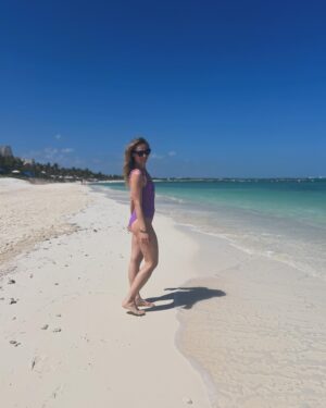 Ana Layevska Instagram - Secuencia de playa como debe de ser… #riveramaya